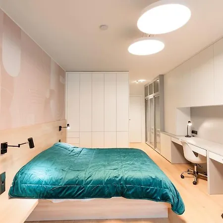 Henry's Appt With A Private 413 - Shared Kitchen