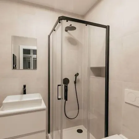 شقة Henry's Appt With A Private 413 - Shared Kitchen *