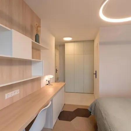 Henry's Appt With A Private 413 - Shared Kitchen *