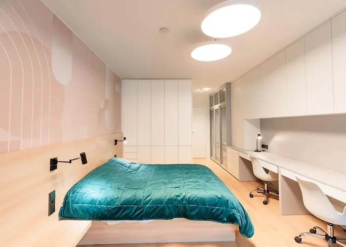 Henry's Appt With A Private 413 - Shared Kitchen