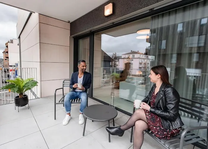 Henry's Appt With A Private 413 - Shared Kitchen דירה *