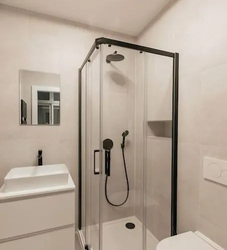 דירה Henry's Appt With A Private 413 - Shared Kitchen *